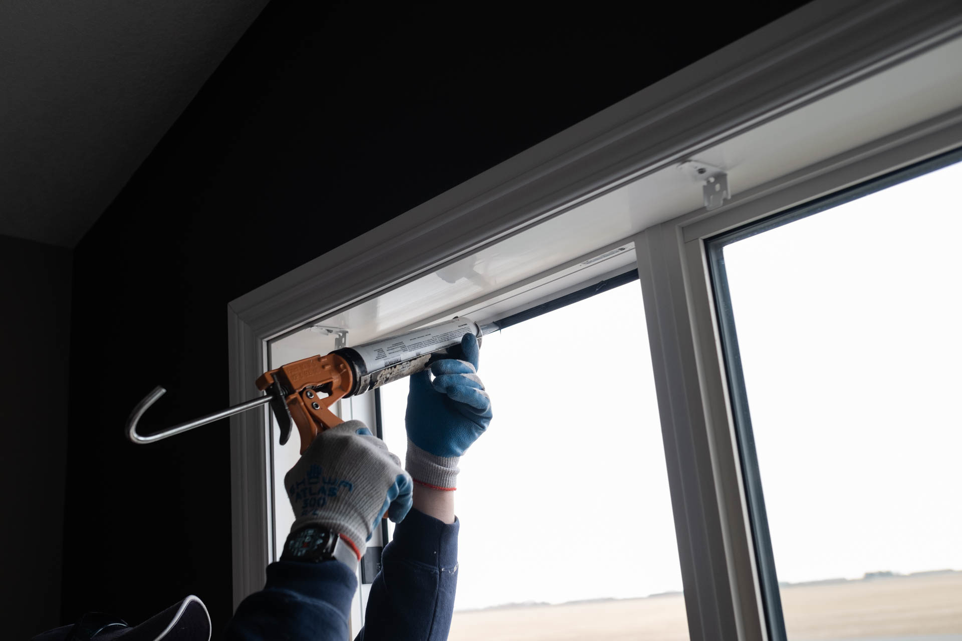 glacier-glass-window-caulking-installation